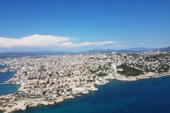 Rade de Marseille ras de l'eau, calanques, Sainte Victoire