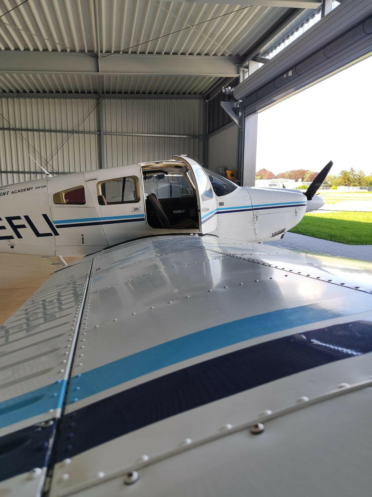 Die Piper im Hangar