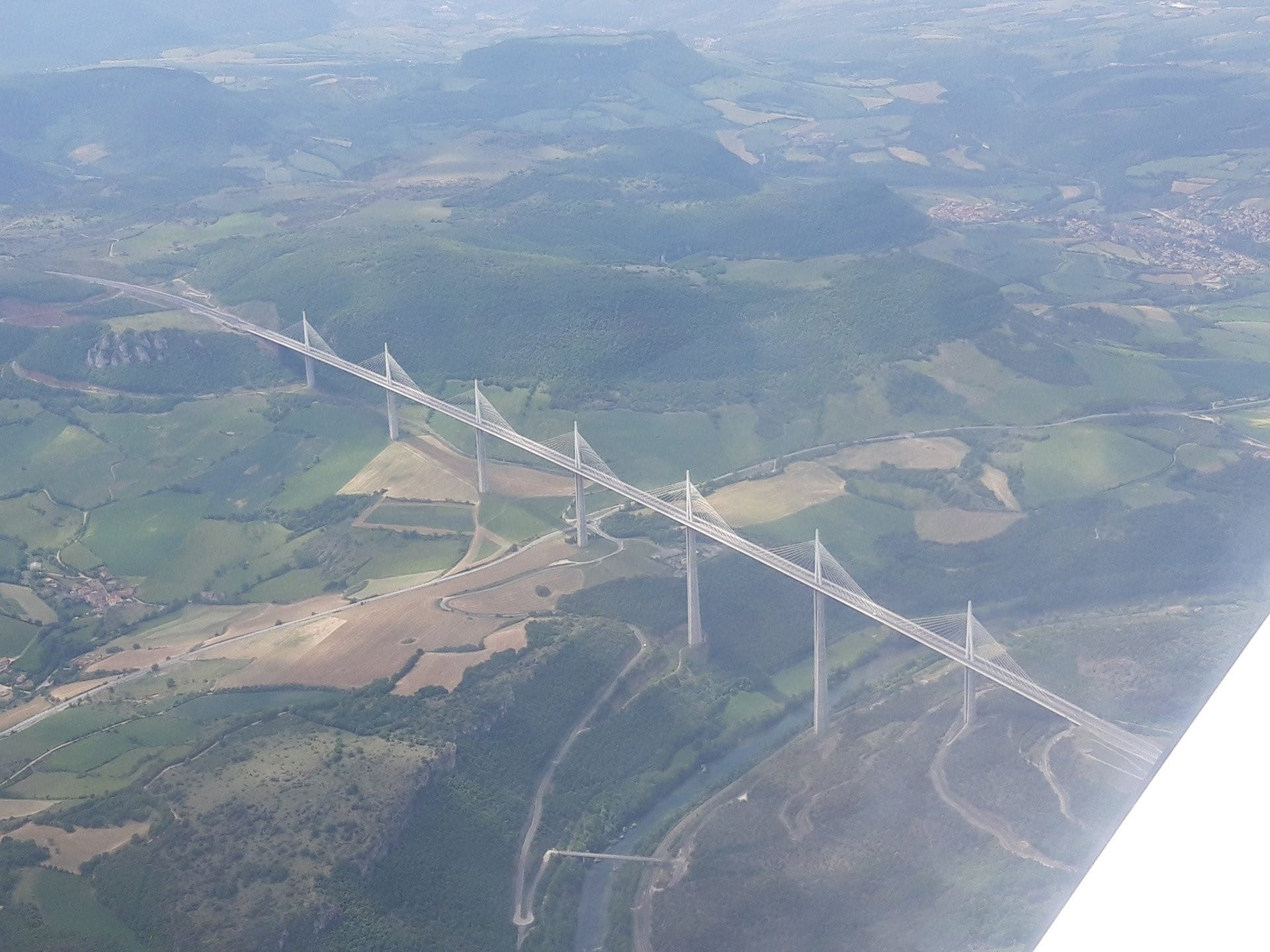 Les causses et le viaduc de Millau depuis les airs