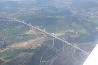 Les causses et le viaduc de Millau depuis les airs