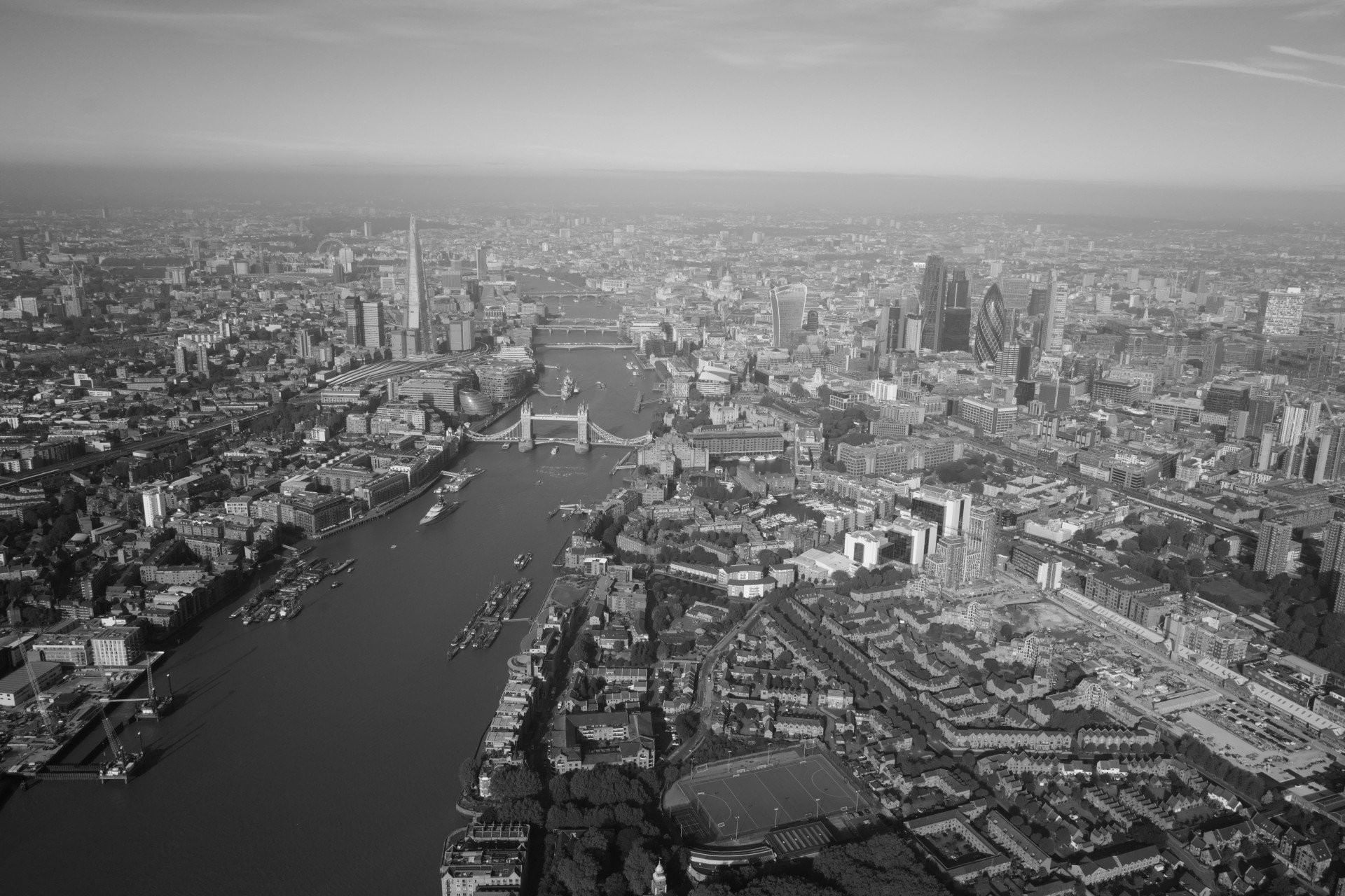 Flight accross London along the heli route