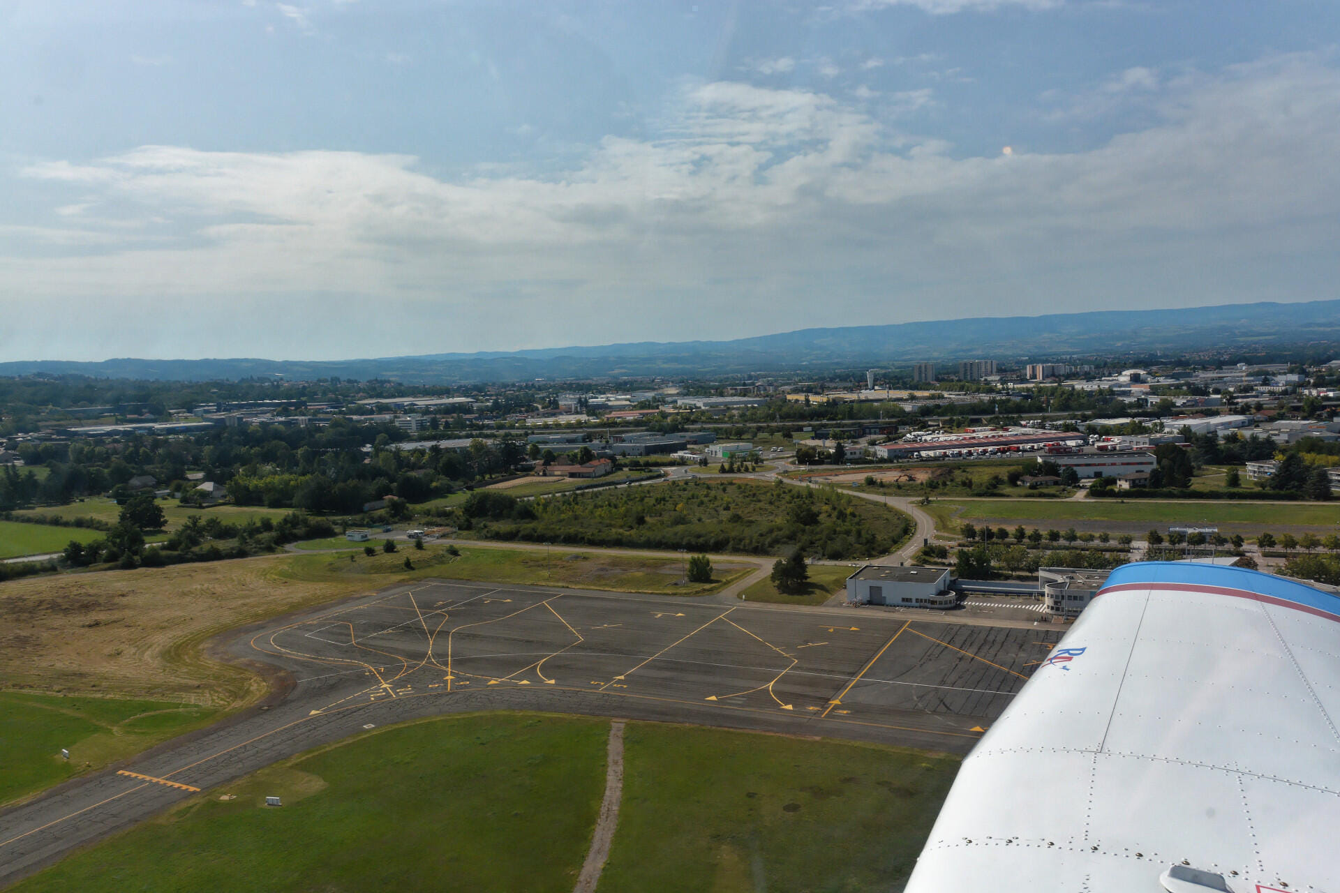 au décollage de St Etienne vue de la plateforme et l'aérogare
