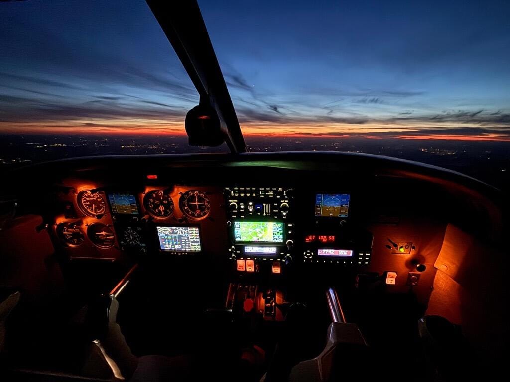 Anflug auf den Flughafen Paderborn Lippstadt bei Nacht
