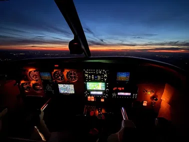 Anflug auf den Flughafen Paderborn Lippstadt bei Nacht