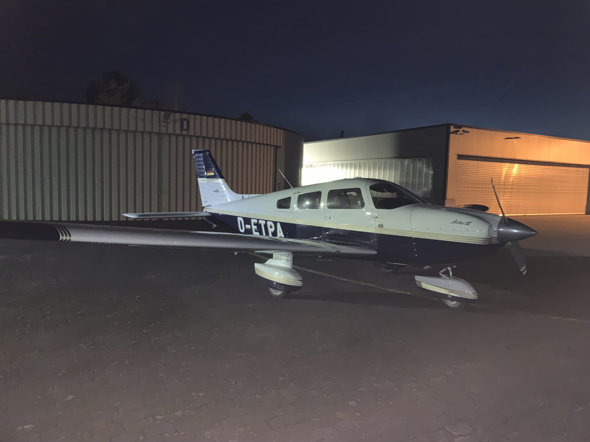 PA 28 Archer III vor einem Nachtflug