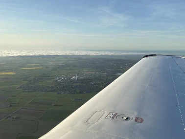 Küstenrundflug: Neumünster über Lübeck, Ostsee & Plöner See