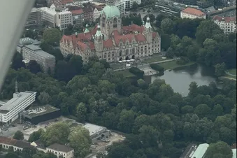 Hannover Rundflug mit blick auf Schloss Marienburg