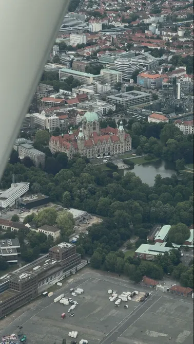 Hannover Rundflug mit blick auf Schloss Marienburg