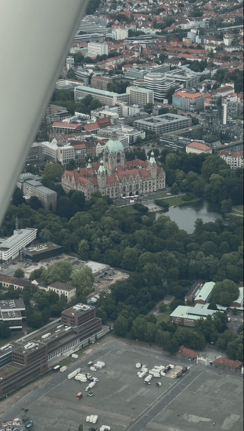 Hannover Rundflug mit blick auf Schloss Marienburg