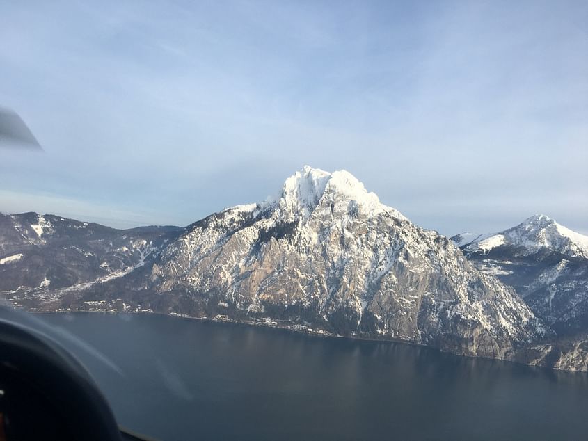 Salzkammergut – Seenrundflug mit Bergkulisse