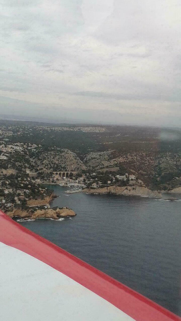 Vol panoramique depuis Aix-en-Provence : Sainte-Victoire, calanques, Cassis et Marseille vus du ciel