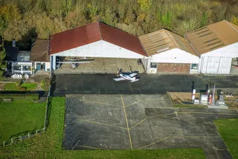 Les hangars et le club house