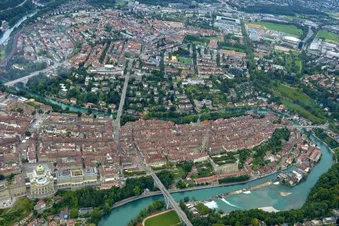 Altstadt Bern mit Bundeshaus (unten links) und der Aare
