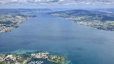 Blick auf den Zürichsee mit Zürich im Hintergrund