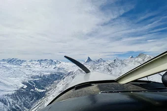 Blick aus dem Cockpit Richtung Matterhorn