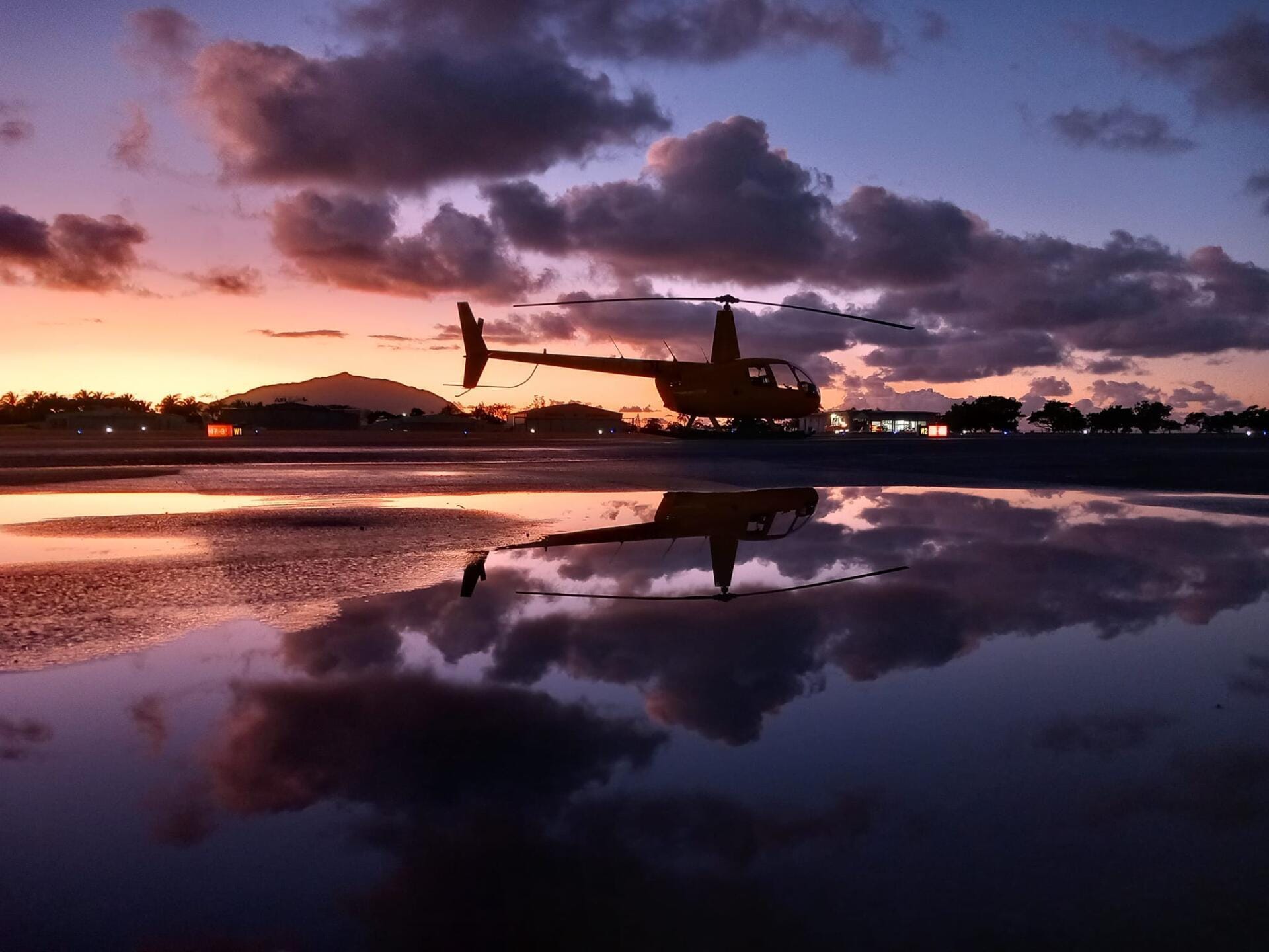 R44 Raven II au lever de soleil