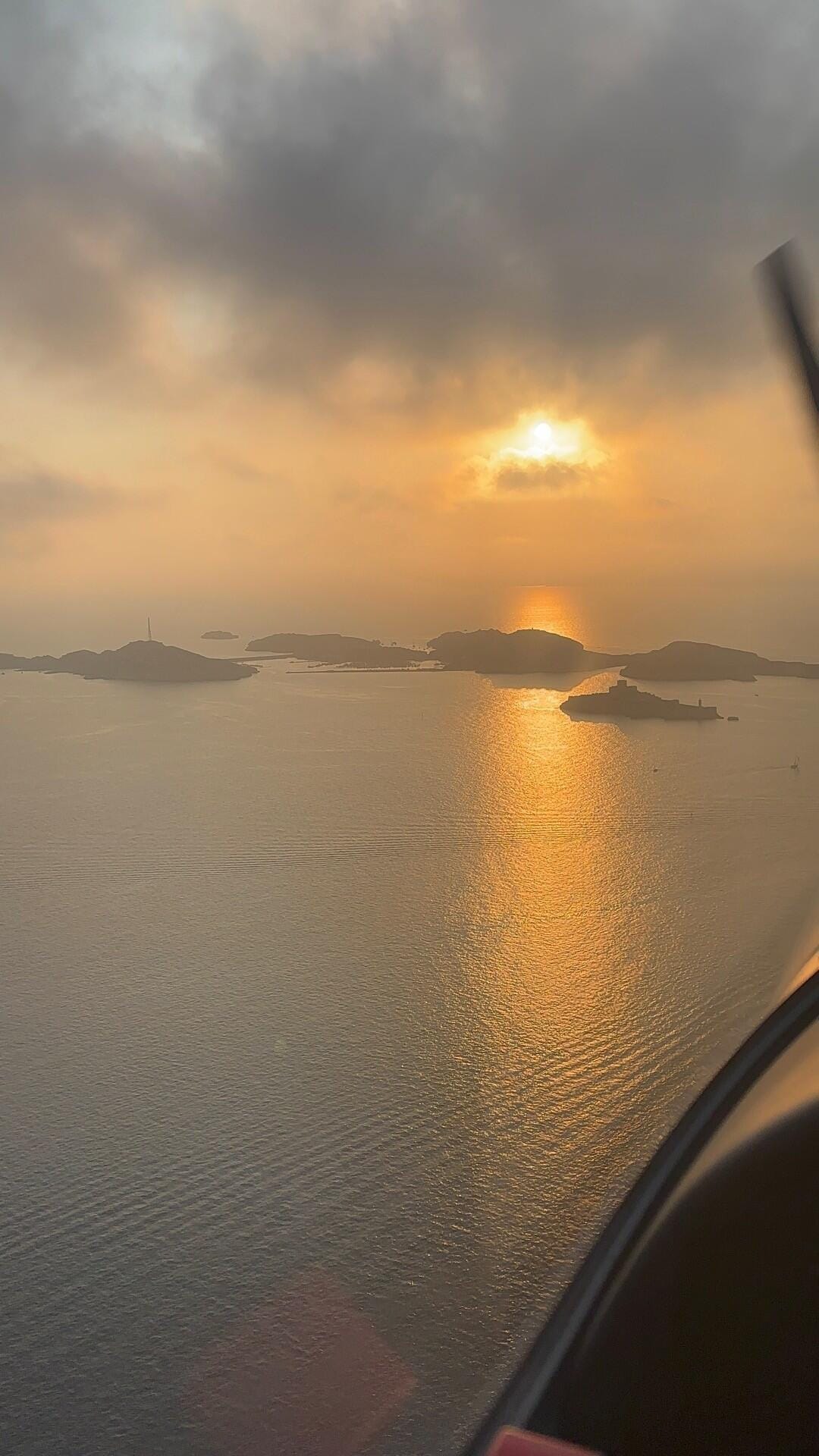 Balade aérienne dans la baie de Marseille et les calanques