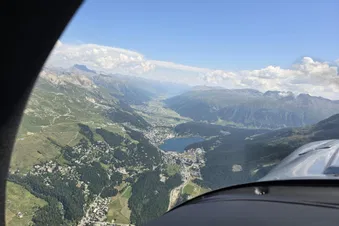 Flug entlang der Alpen nach Samedan
