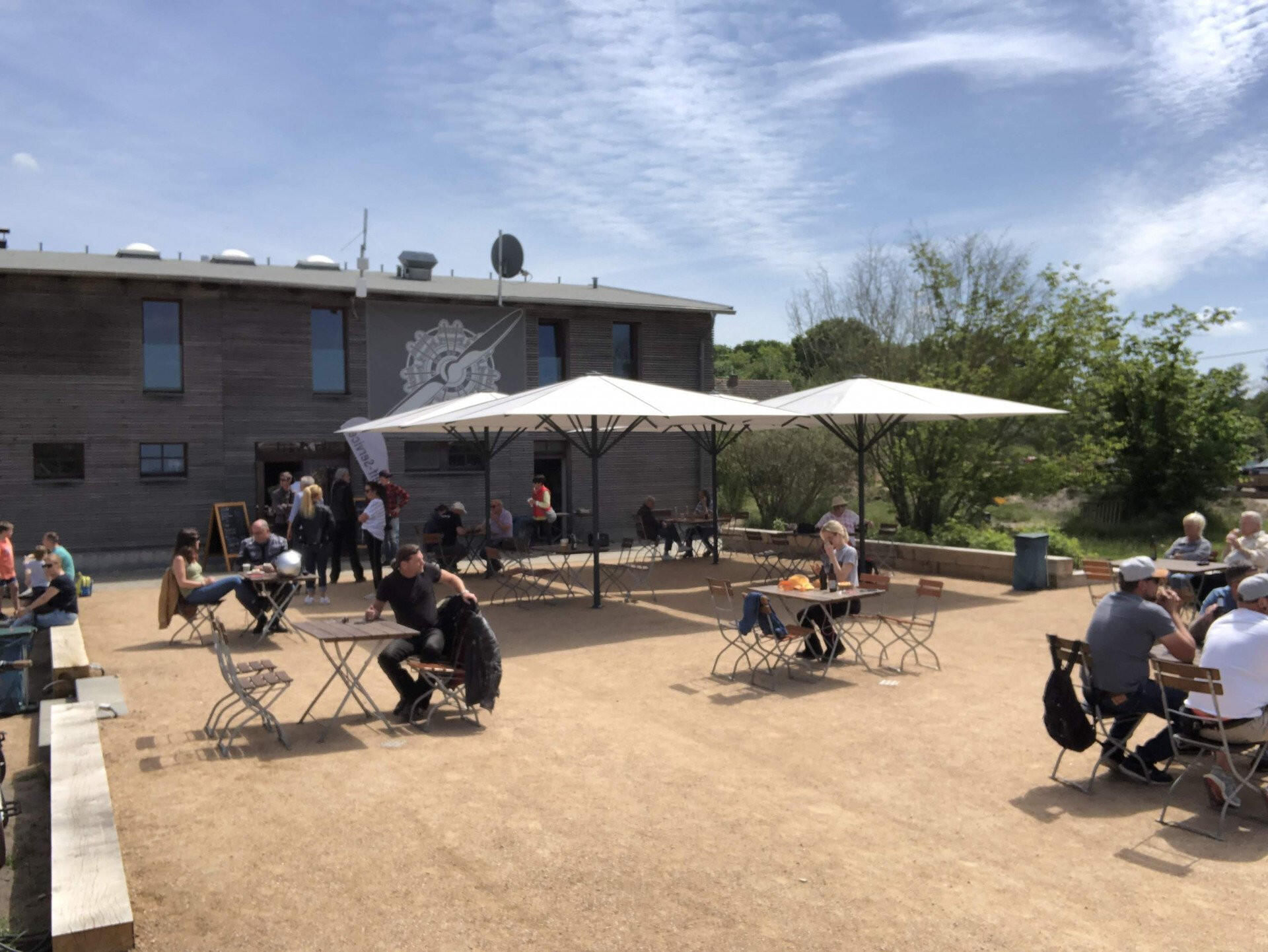 Kleiner Rundflug um die Bienenfarm