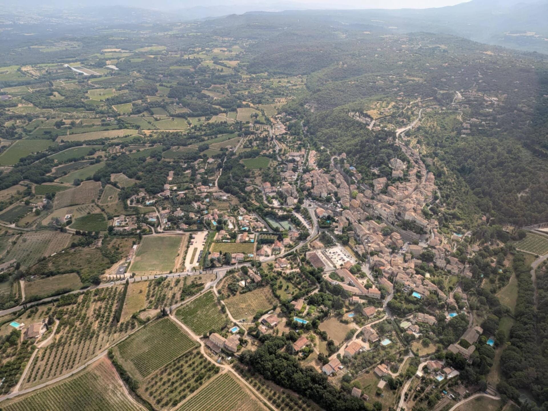 Survol du Luberon : villages perchés et ocres de Provence