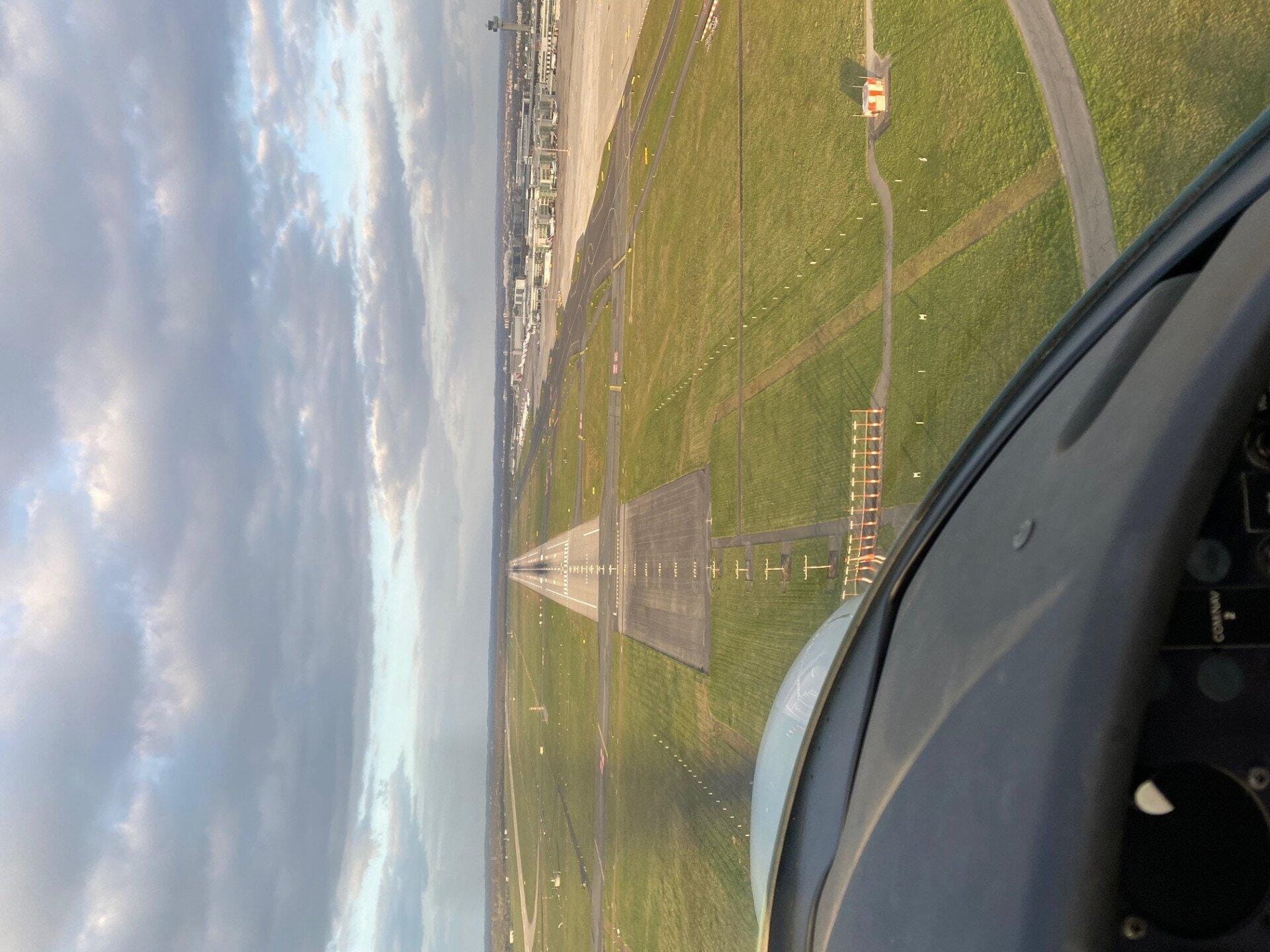 Rundflug über Düsseldorfer Flughafen, Altstadt und Rheinturm