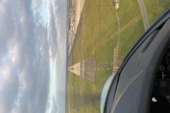 Rundflug über Düsseldorfer Flughafen, Altstadt und Rheinturm