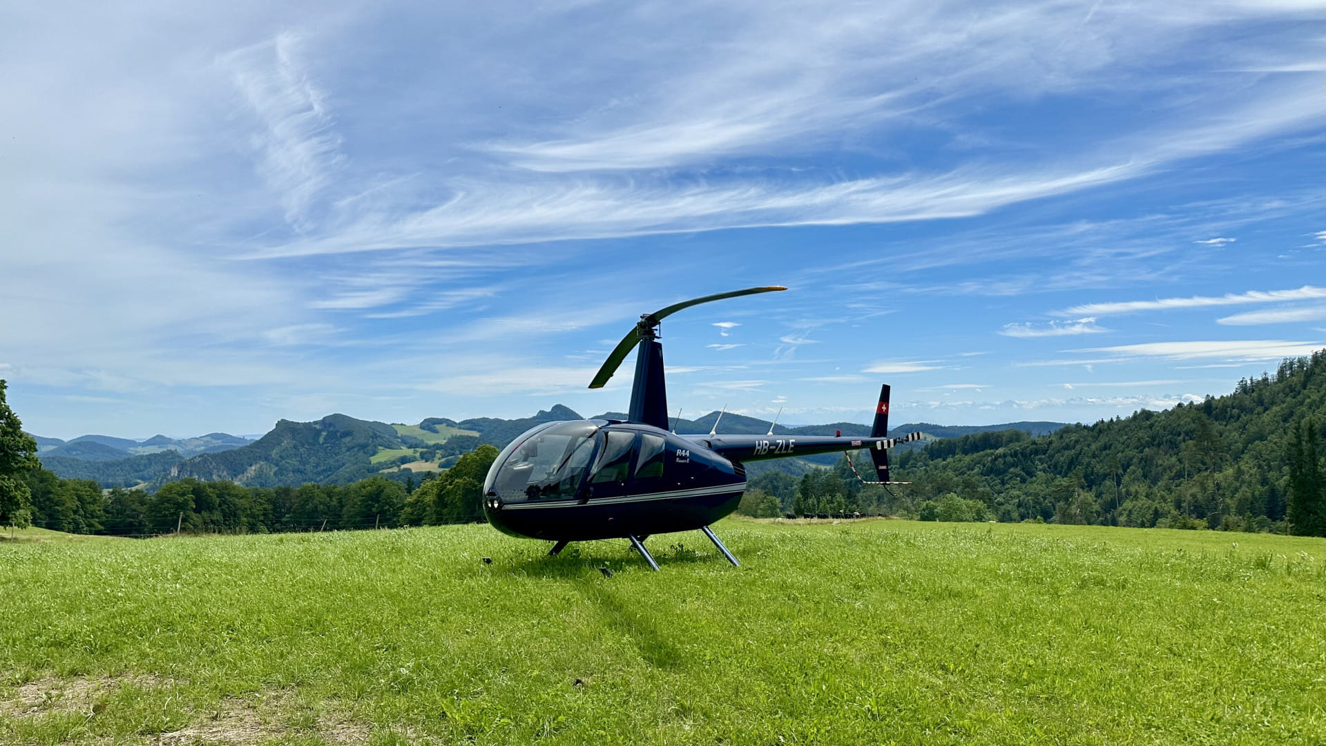 Robinson R44 mit gesamt 4 Sitzplätzen inkl.Pilot.