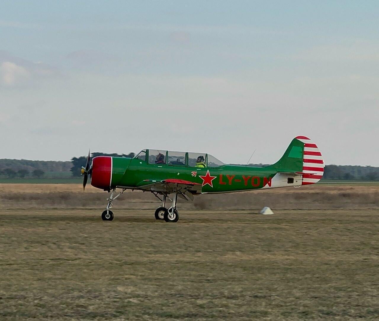 Kunstflug im klassischen Militärtrainer YAK 52