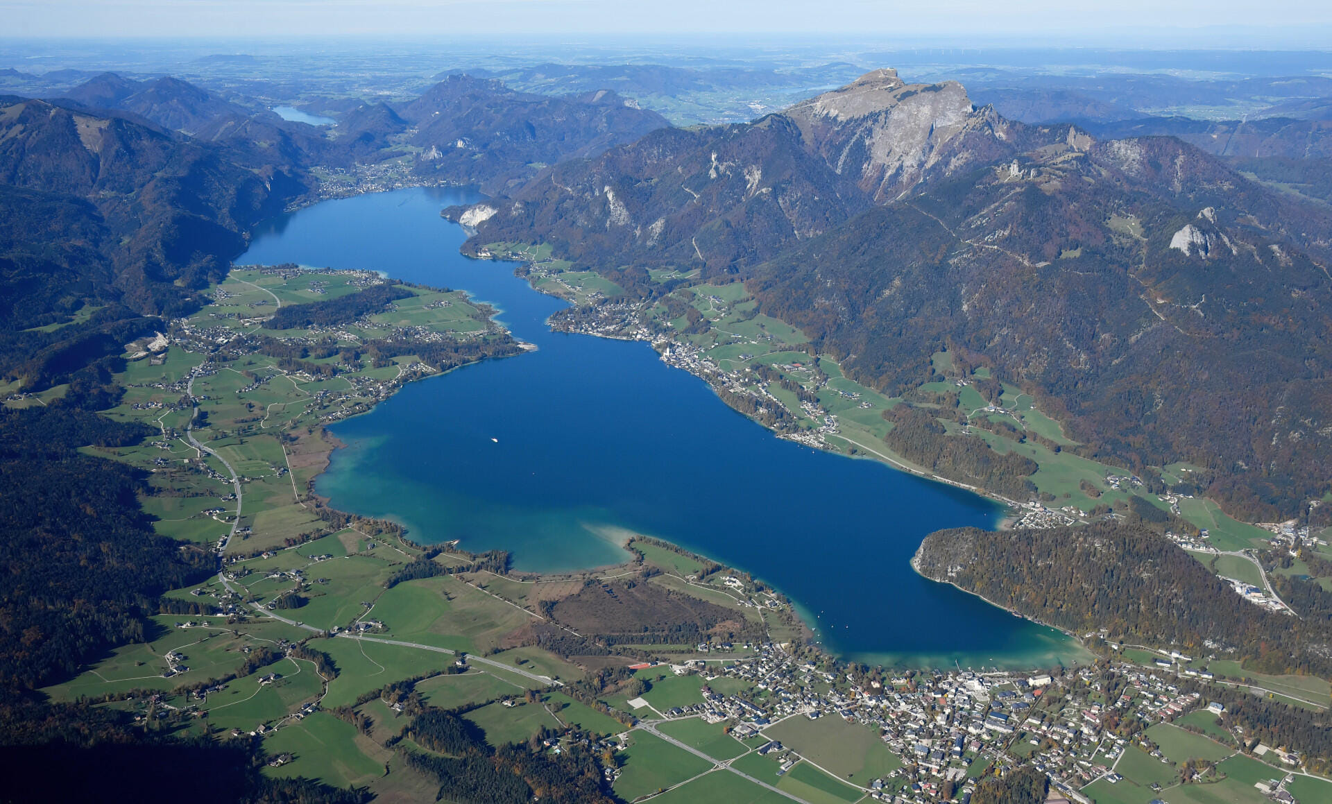 Entdecke die Alpen mit vielen Seen, Tälern und Berggipfeln