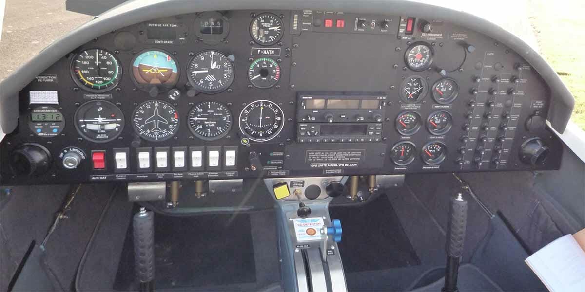 Cockpit de l'Aquila A210
