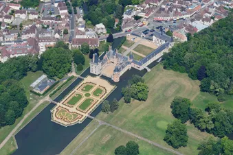De magnifiques châteaux et la cathédrale de chartres