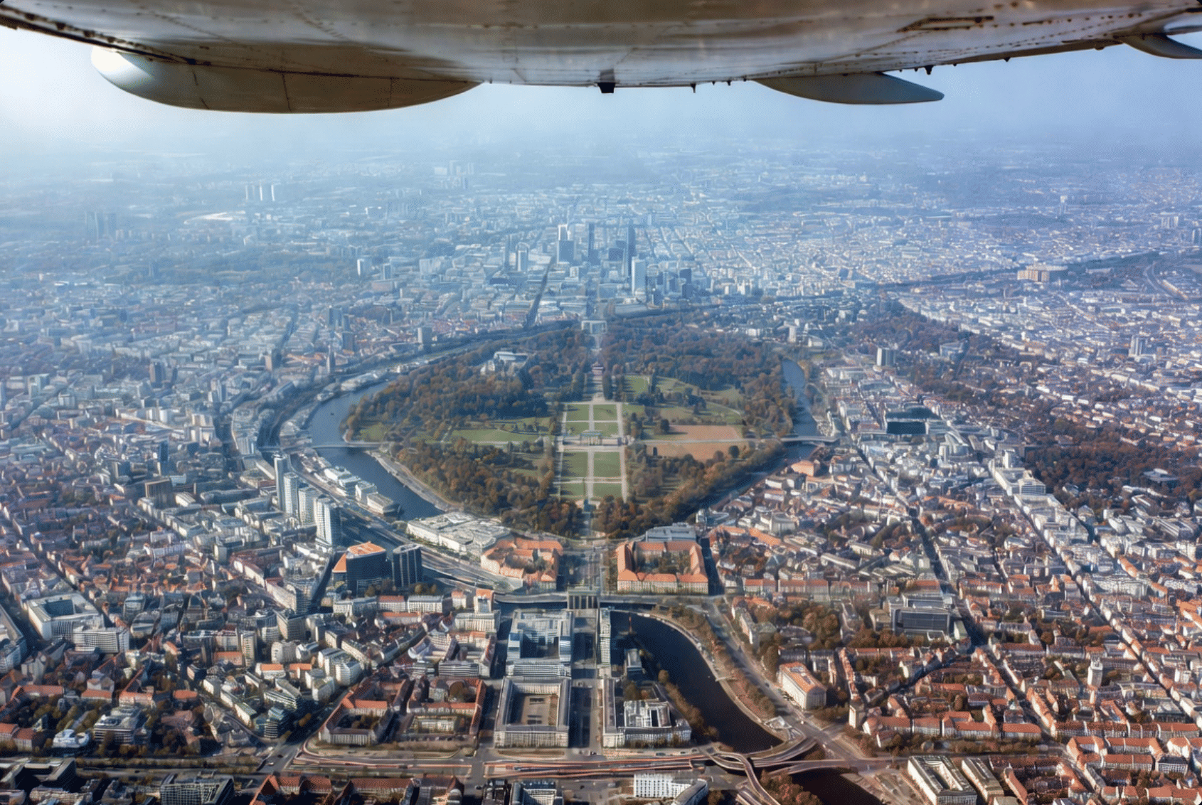 Rundflug über Berlin und Brandenburg: Brandenburger Tor, Fernsehturm und Seenlandschaft aus der Luft