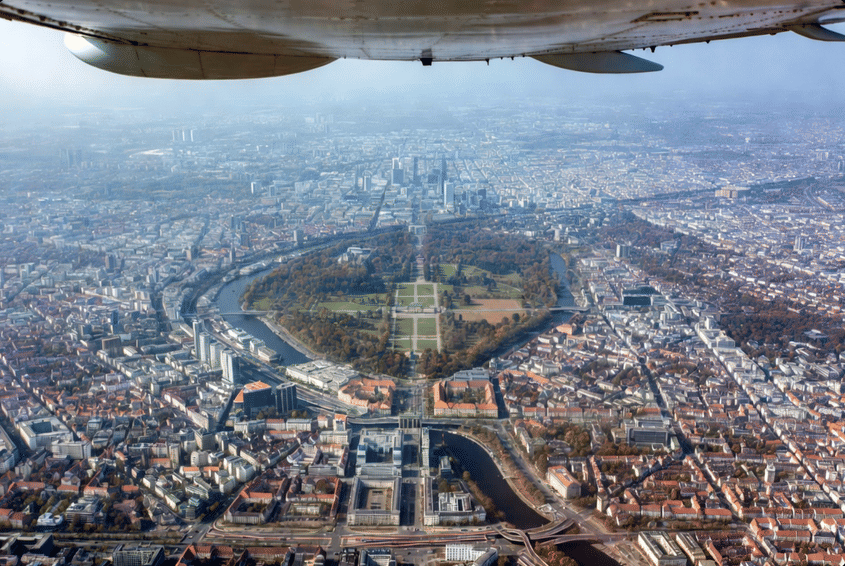Rundflug über Berlin und Brandenburg: Brandenburger Tor, Fernsehturm und Seenlandschaft aus der Luft