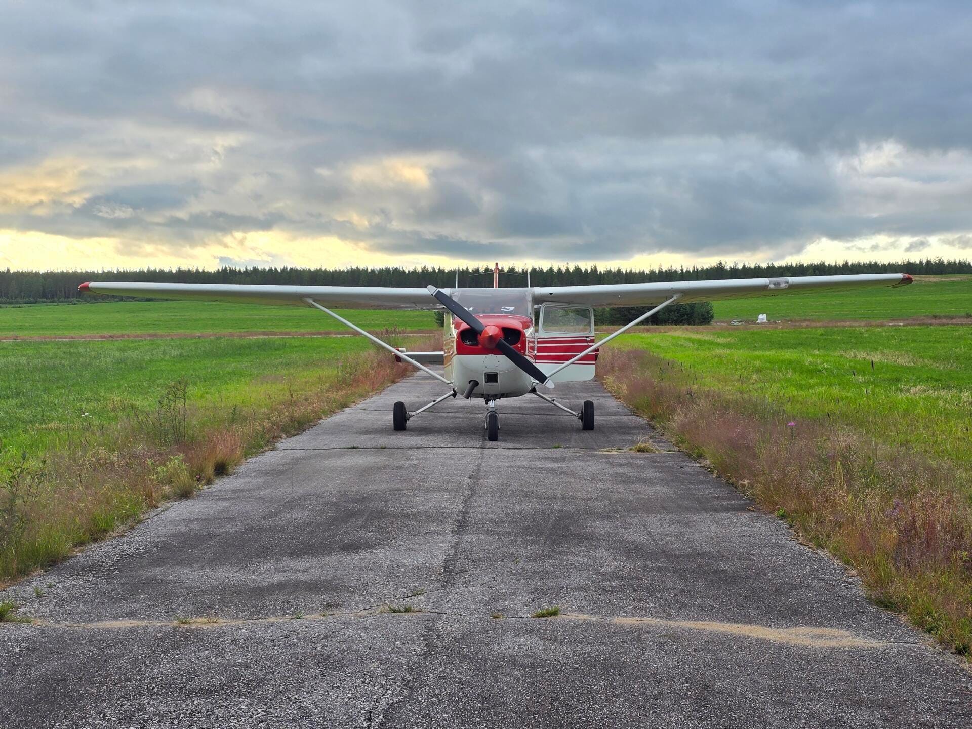Cessna 172 parked on taxiway in Suomussalmi airfield (EFSU).
