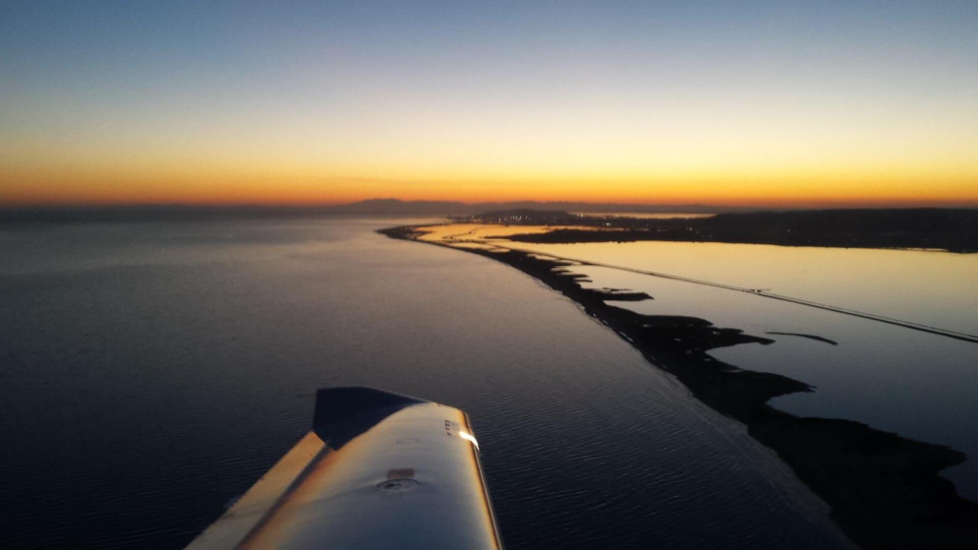 Vol panoramique au-dessus de Montpellier : la Camargue, les étangs et le Pic Saint-Loup vus du ciel