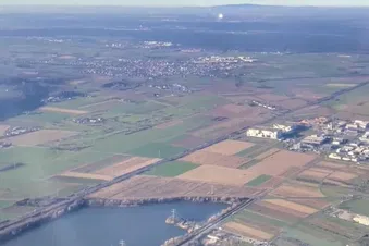 Badesee Niedernberg mit Blick auf Groß Ostheim