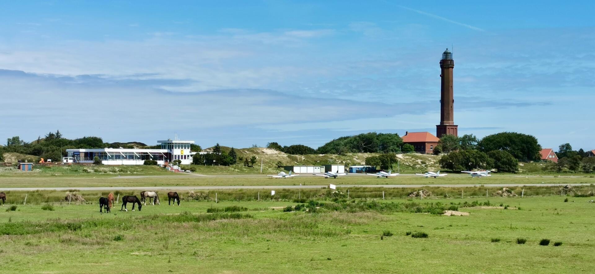 Idyllische Aussicht von der Südküste auf den Flugplatz