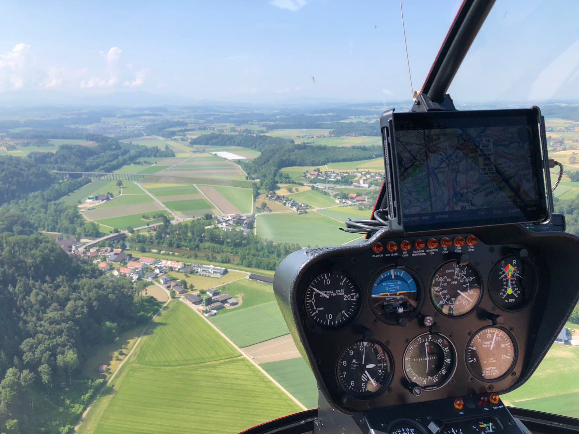 Blick aus dem Cockpit des R22 auf das Berner Mittelland