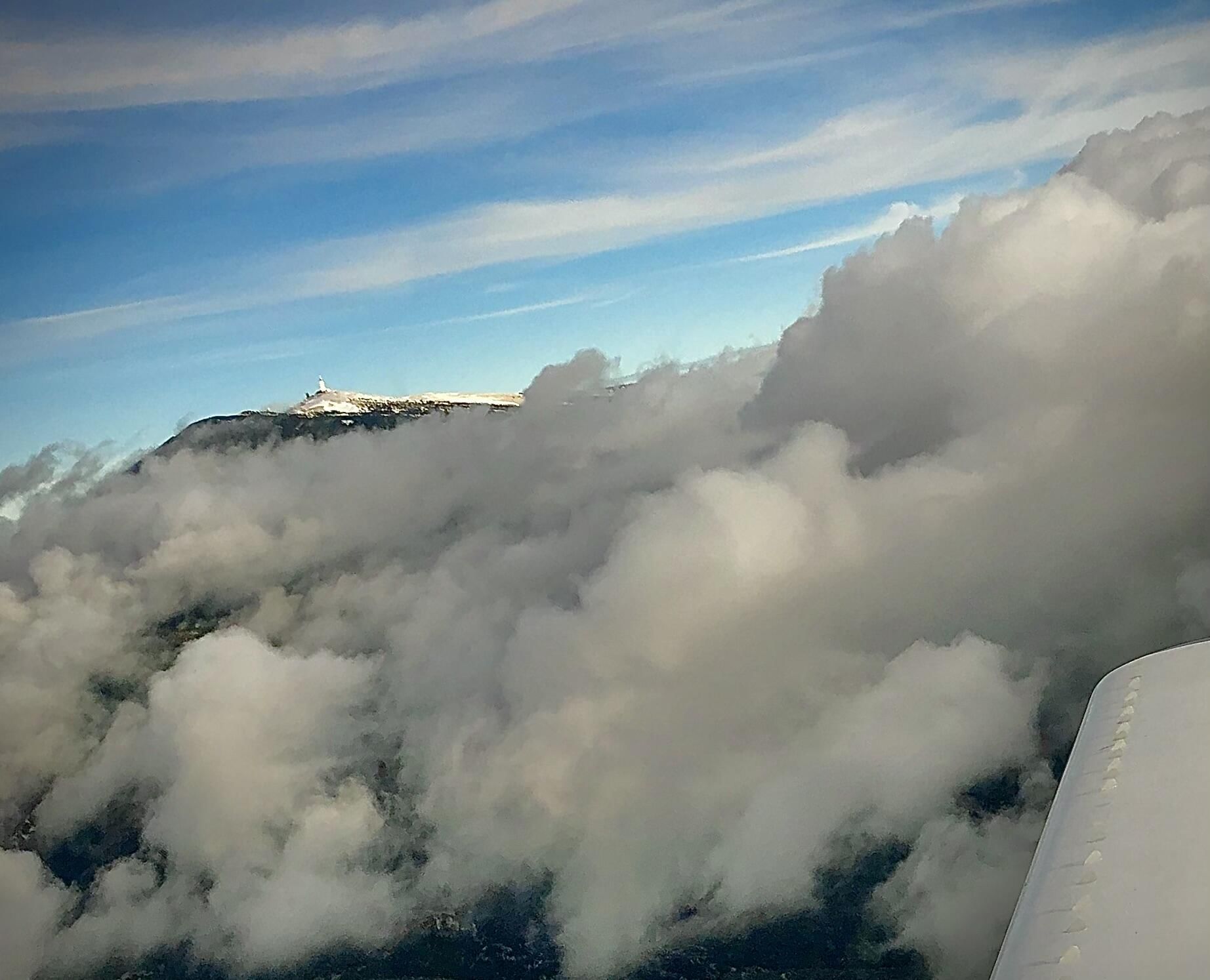 Le Mont Ventoux dans les nuages