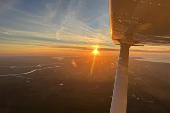 Moin Abendrot! Sonnenuntergang mit der Cessna