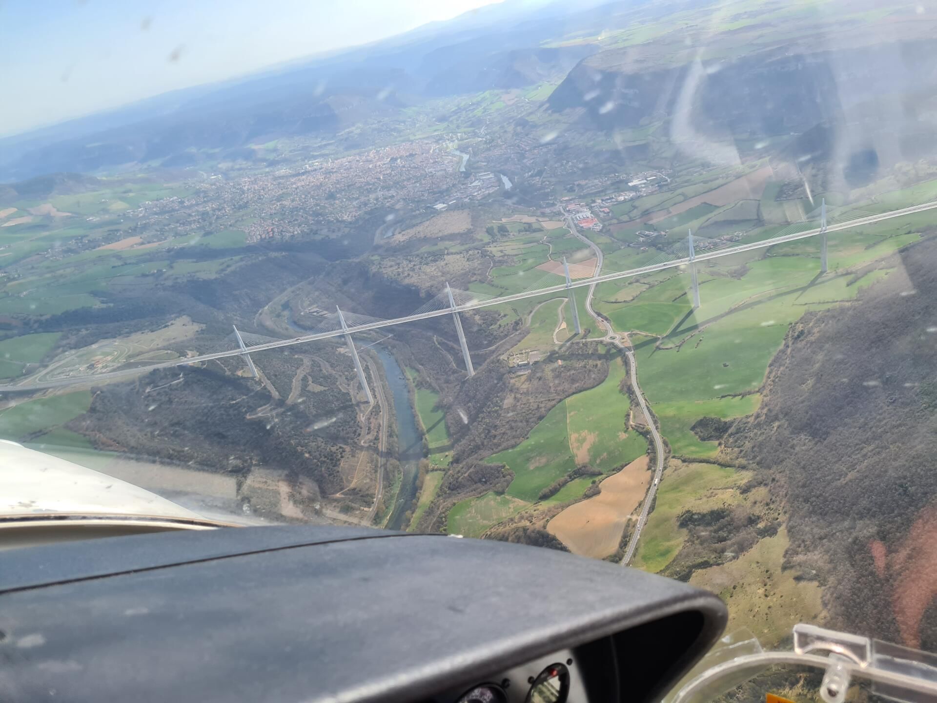 Entre géants et paysages volcaniques : Millau & Salagou