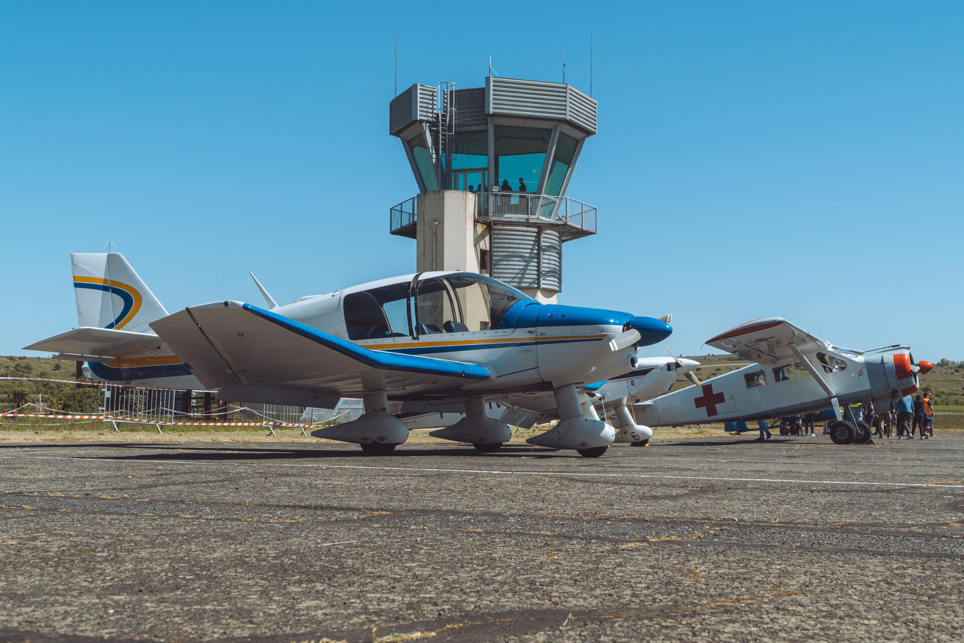DR-400 sur le parking de l'aérodrome de Millau