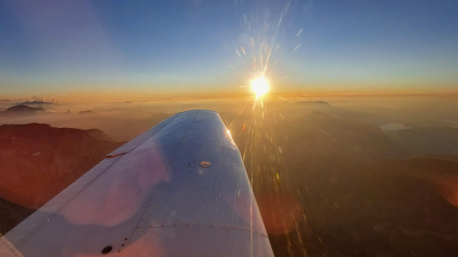 Romantischer Sonnenuntergangsflug über Basel