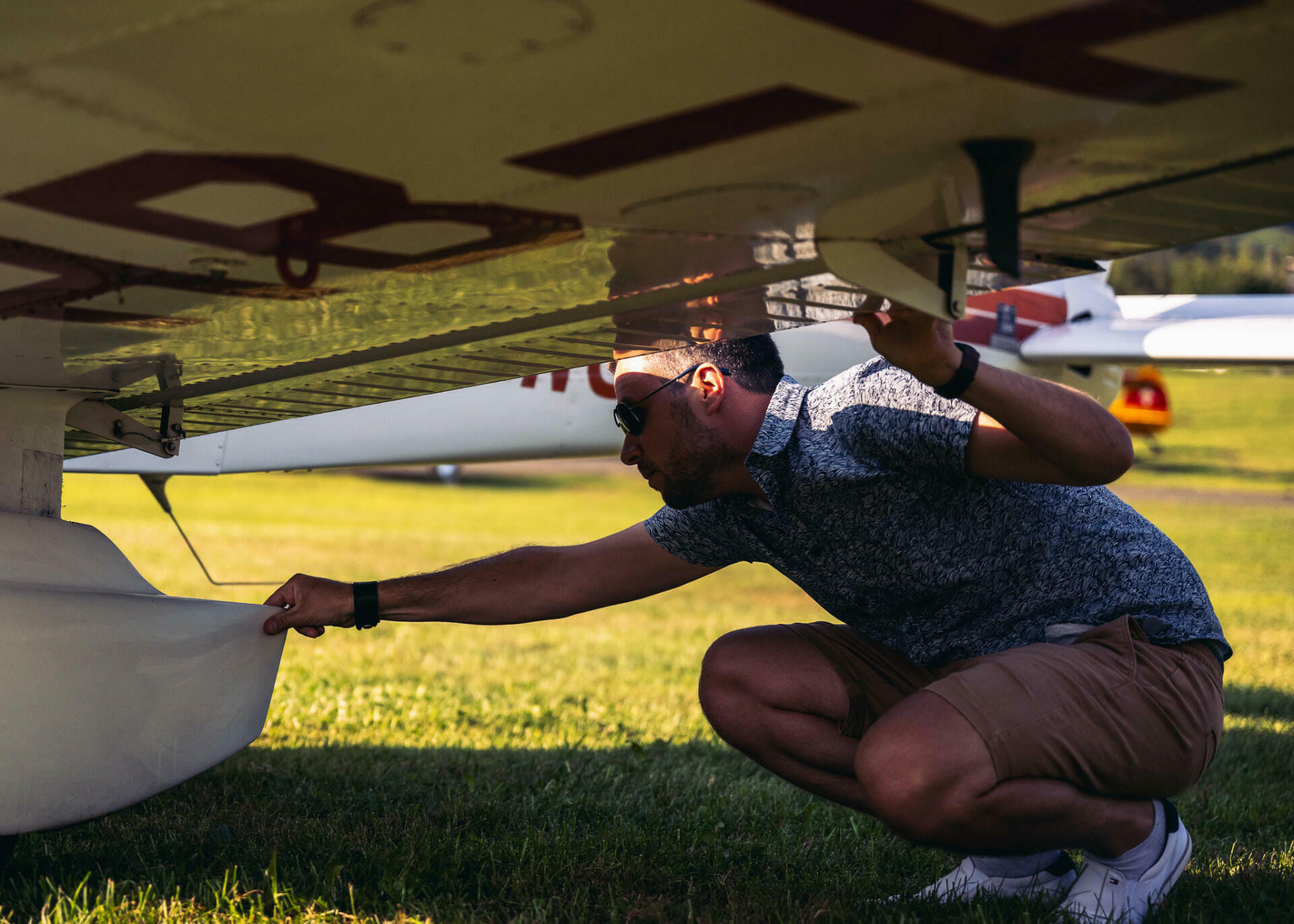 Der Pilot konzentriert bei der Vorflugkontrolle