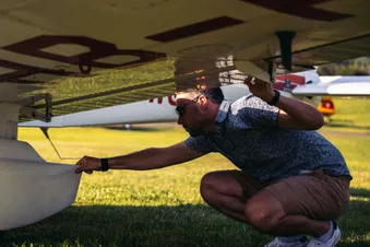 Der Pilot konzentriert bei der Vorflugkontrolle