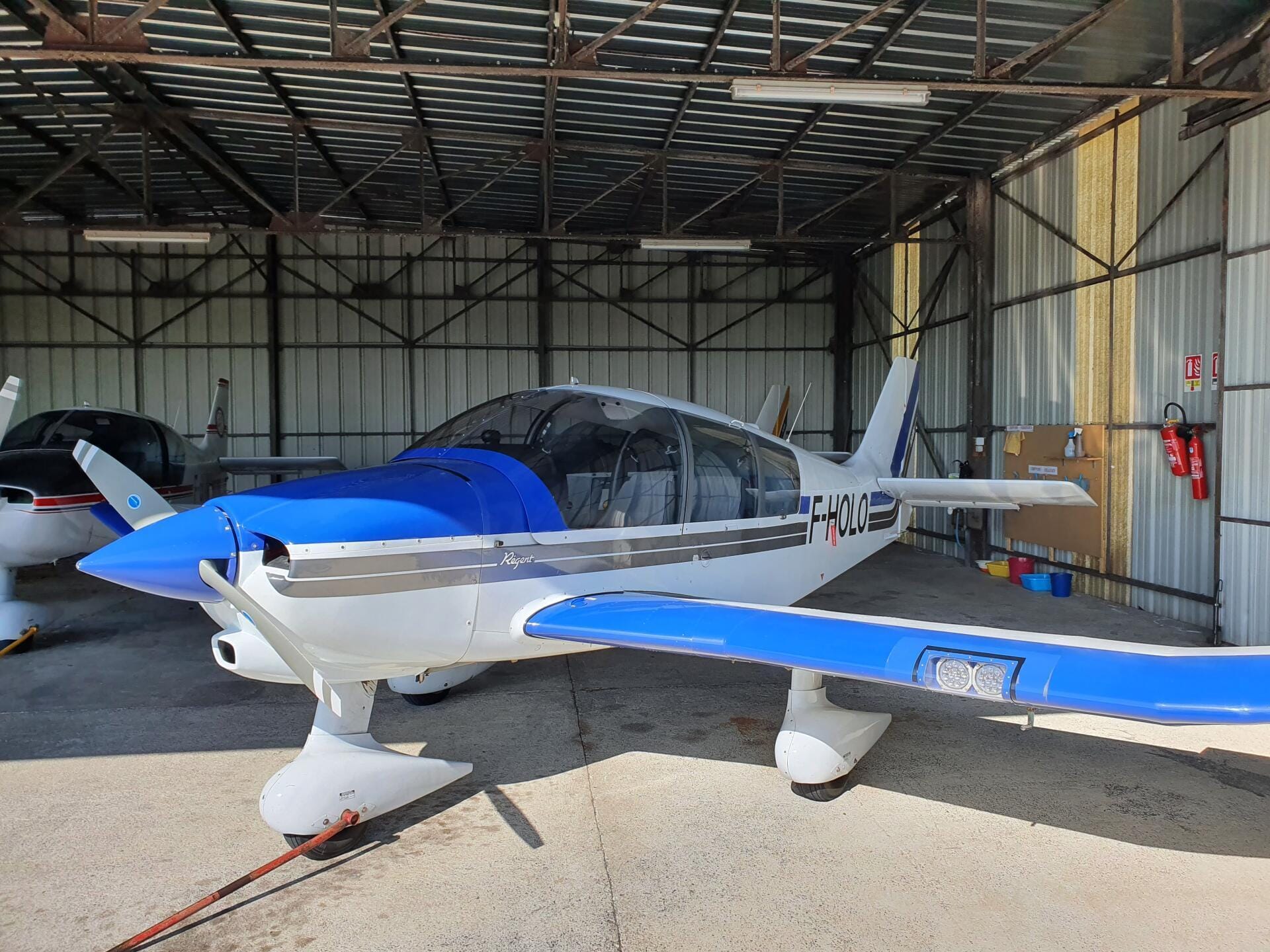 A l'abri dans notre hangar