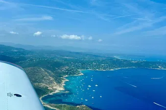 Côte d’Azur vue du ciel : îles d’Hyères et Saint-Tropez