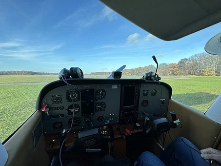 Classic cockpit equipped with upgraded Garmin G5 avionics