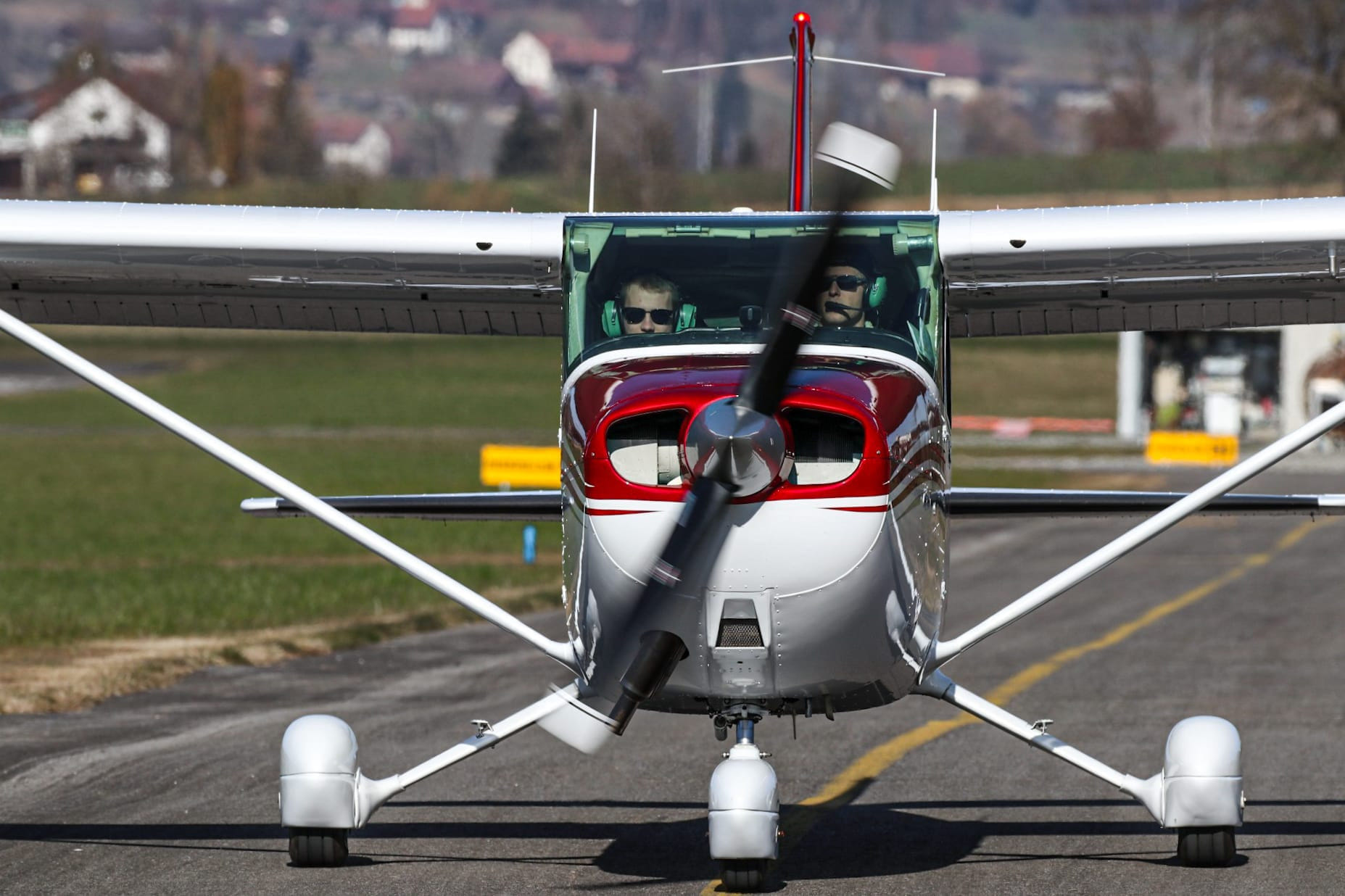 With more than 40’000 built, the most succesful lady of all times. The Cessna 172.