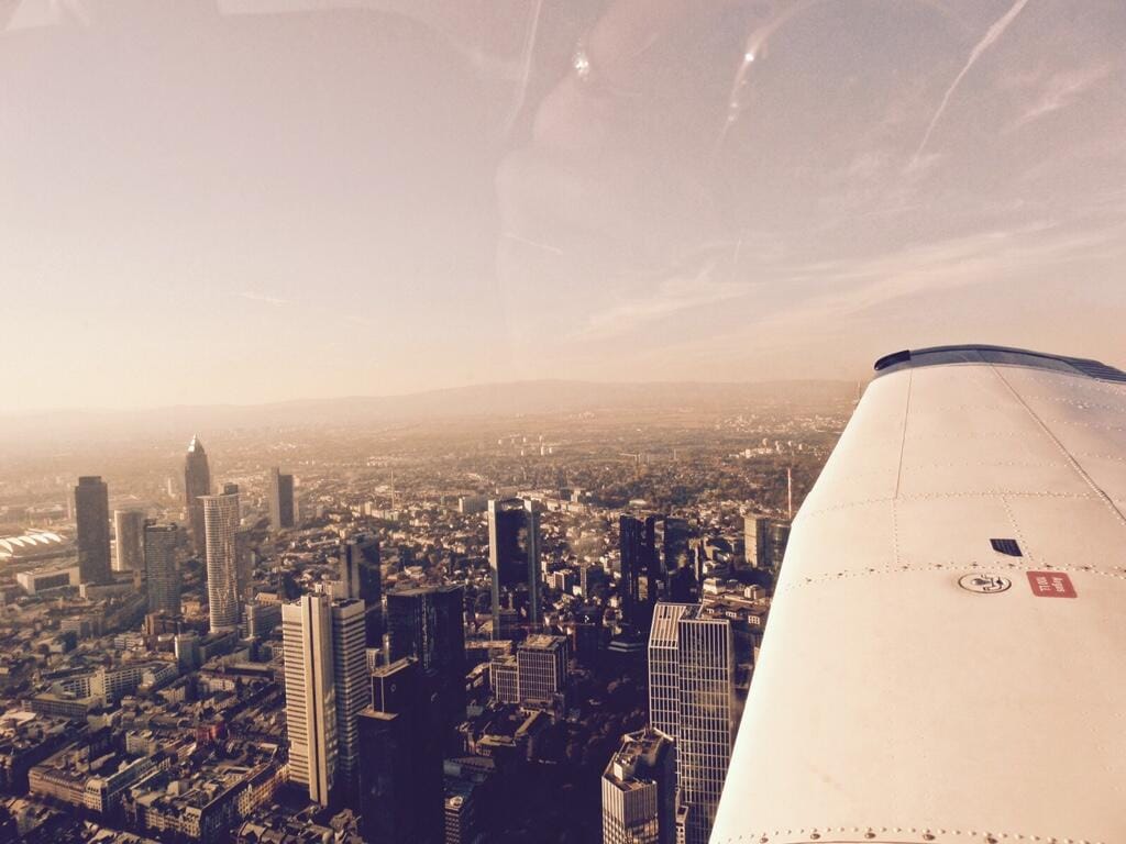 Rundflug über Frankfurt und Umgebung: Skyline, Main und Rheintal aus der Vogelperspektive